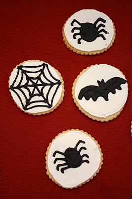 How to Make Smooth Black Icing At Home
